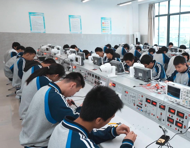 在区域内自由流动高效配置最大化发挥教育服务区域开展的作用